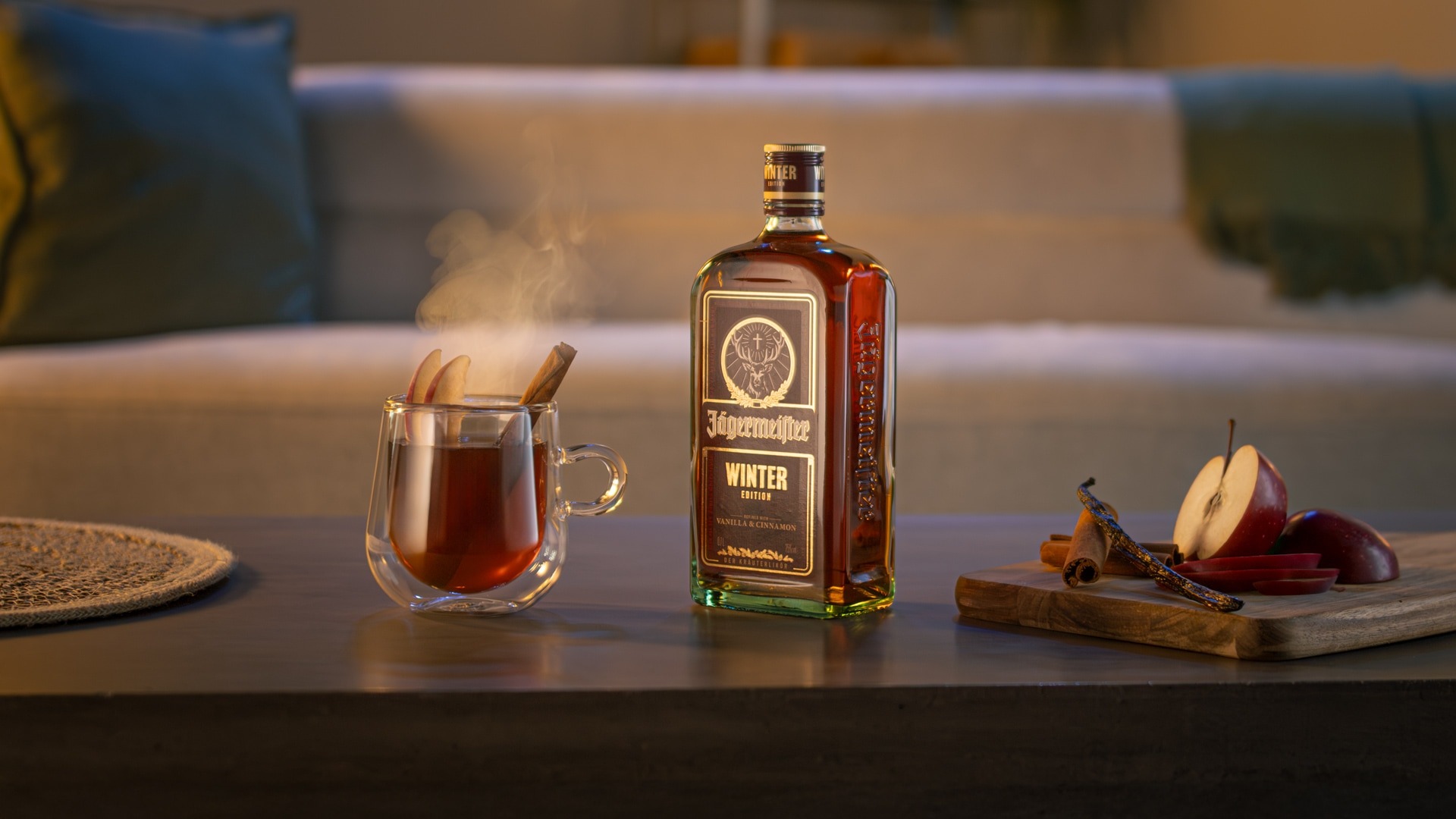 Jägermeister Winter Edition mit heißem Apfelsaft sowie Apfel und winterlichen Gewürzen Jägermeister Winter Edition mit heißem Apfelsaft sowie Apfel und winterlichen Gewürzen