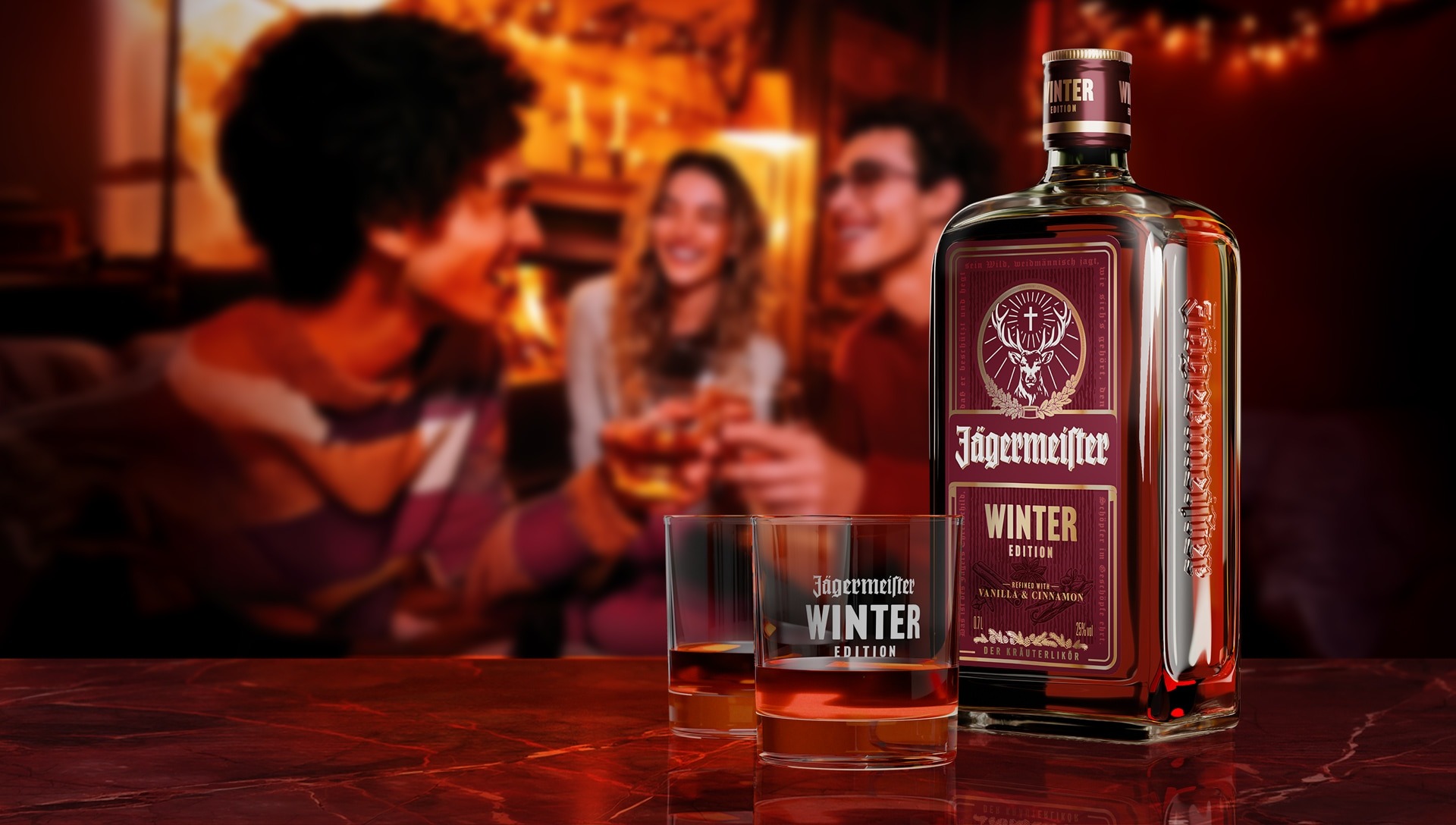 Jägermeister Winter Edition mit zwei Gläsern und Personen im Hintergrund Jägermeister Winter Edition mit zwei Gläsern und Personen im Hintergrund