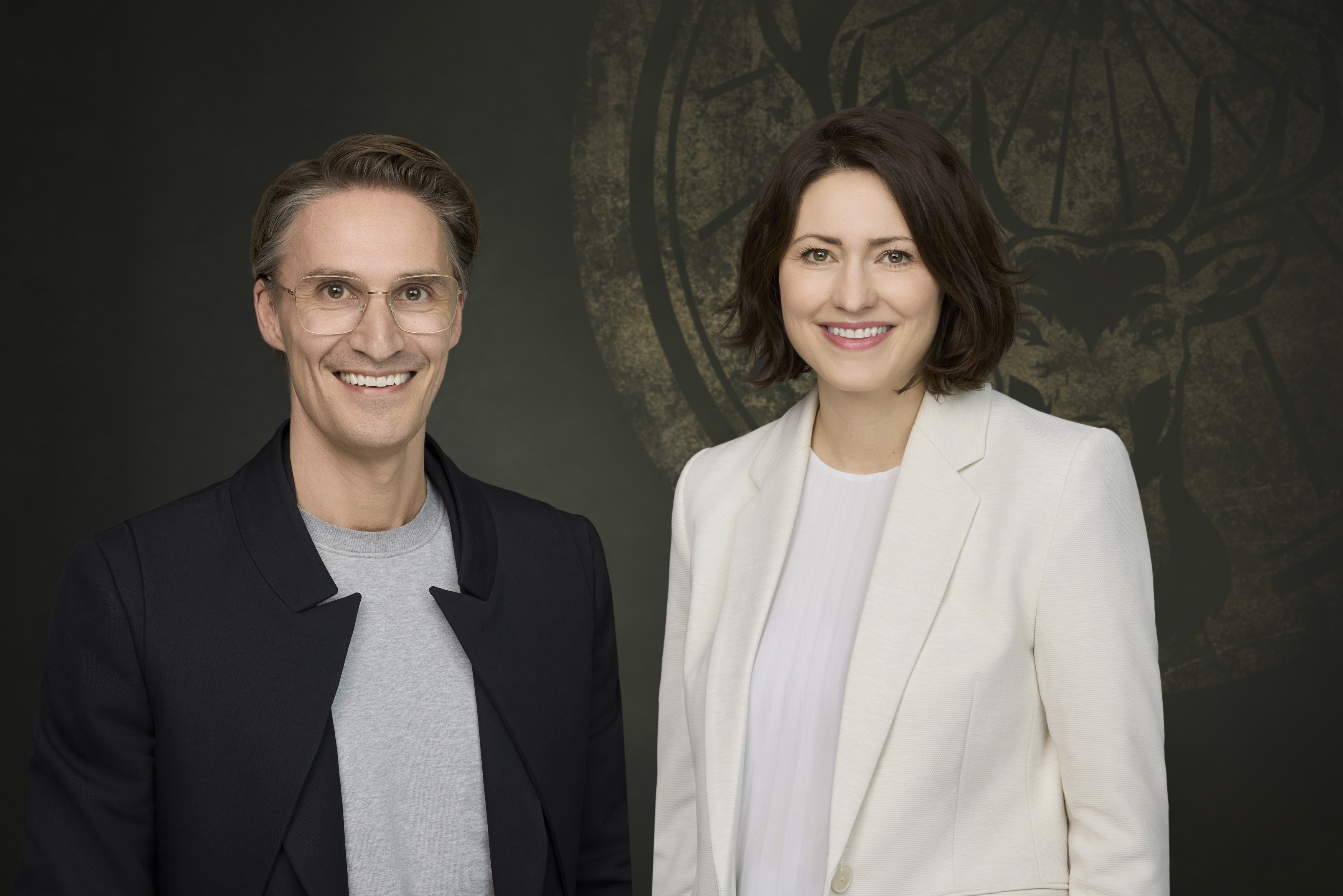 Florian Rehm & Anna Weste vor einem verwaschenen Jägermeister Logo