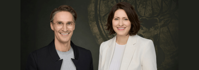 Florian Rehm & Anna Weste vor einem verwaschenen Jägermeister Logo