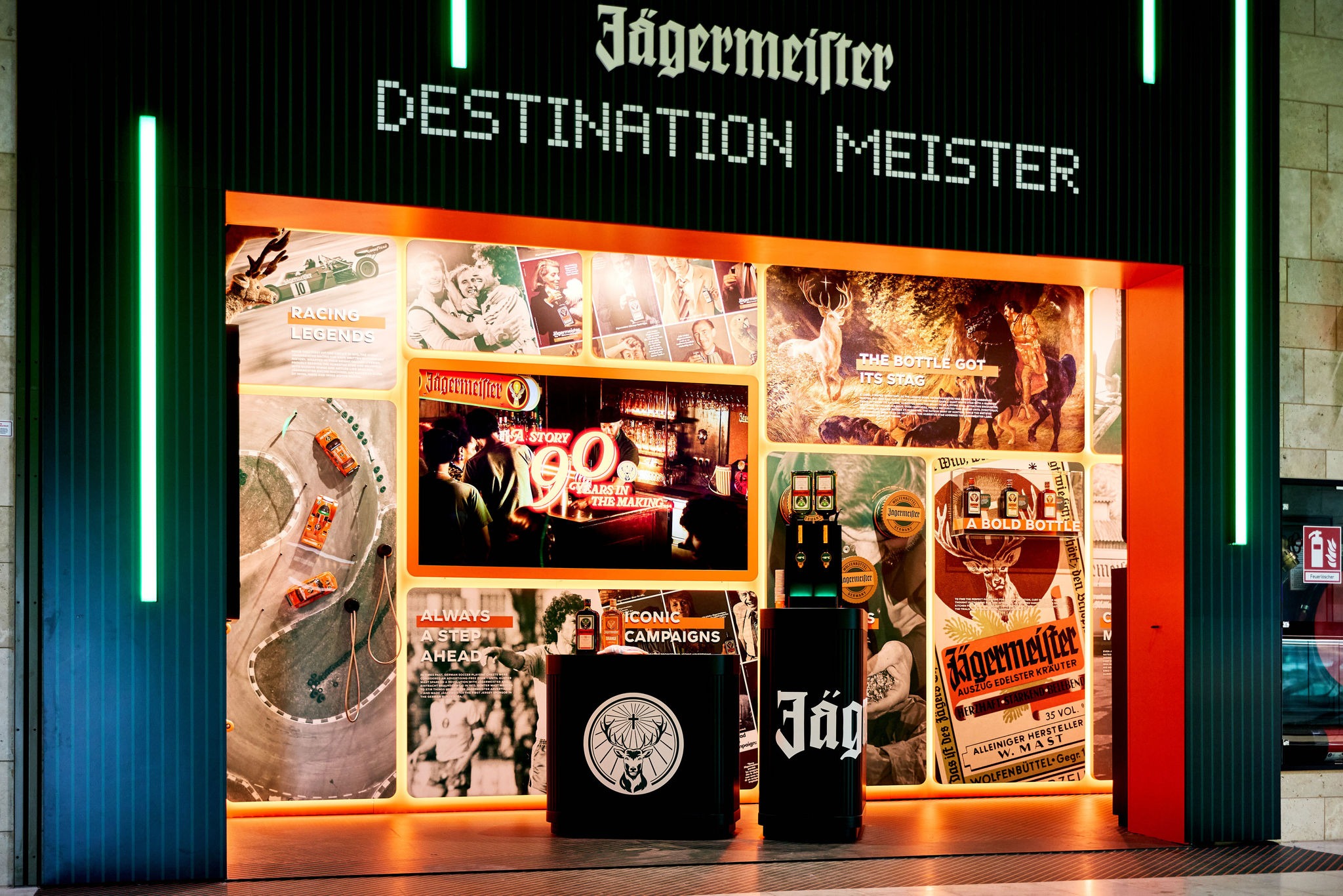 Ein Shop Jägermeister am Flughafen mit dem Namen "Destination Jäger" und historischen Items