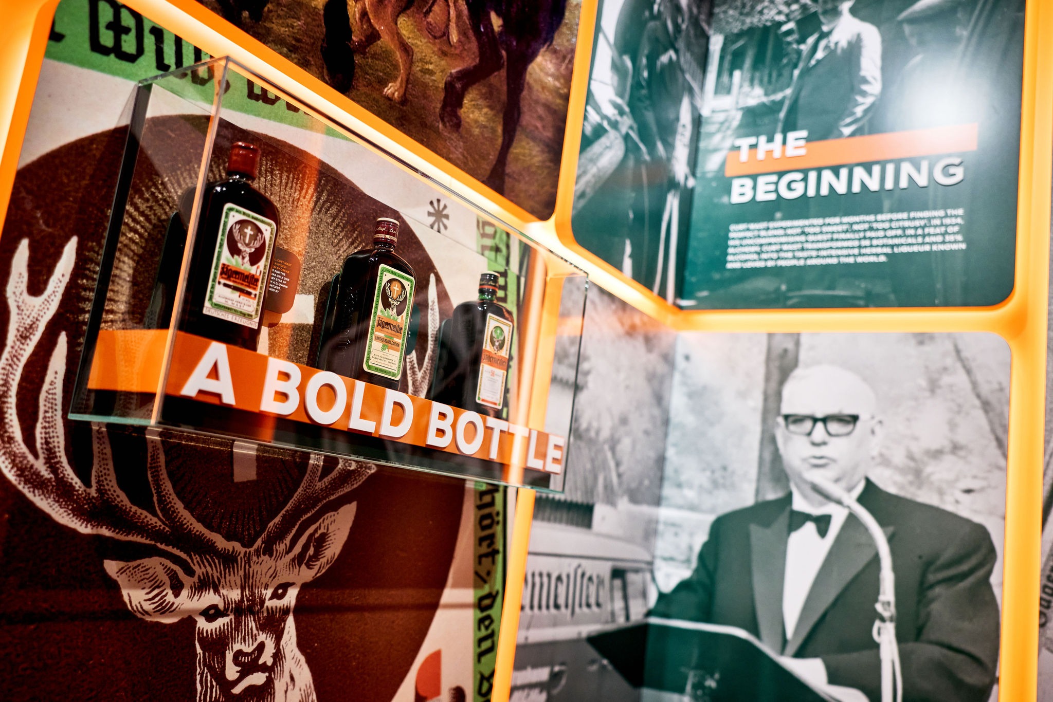 Drei Historische Jägermeisterflaschen und Historische Infotafen über Jägermeister