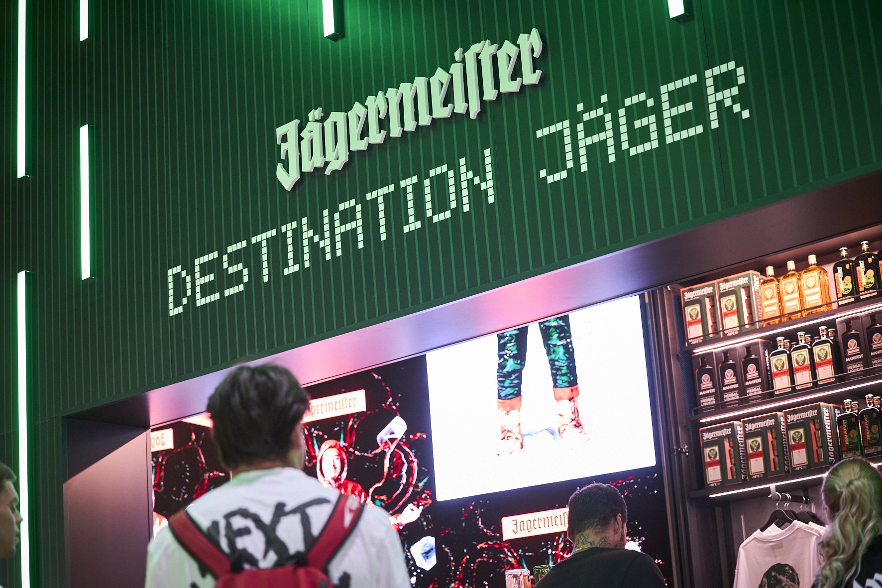 Besucher vor der Promotion "Destination Jäger" von Jägermeister